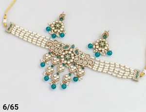 Collier ras du cou indien avec boucles d'oreilles et Mangtika pour femme Design de fleurs superbe zircon cubique fabriqué à la main - Product Image 1