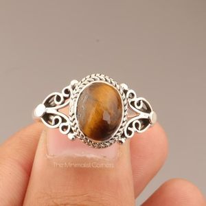 Bague personnalisée en argent 925 avec pierre œil de tigre taille ovale, style bohème gothique, sertissage clos, certifiée par un tiers, plaquée rhodium - Product Image 1