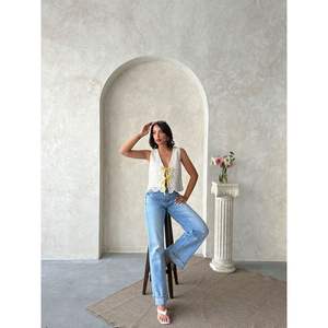 Gilet en dentelle à nouer sur le devant avec détails en jean pour femme - Product Image 2