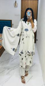 Ensemble d'été élégant ethnique pour femmes Kurta Plazzo Dupatta Tissu confortable avec des motifs brodés de lotus tendance pour les fêtes - Product Image 3