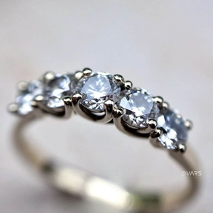 แหวนหมั้นเพชรแล็บโกรว์ห้าเม็ด ดีไซน์หรูหรา ปรับแต่งได้ ความใส VVS รับรองโดย IGI ทองคำแท้ 18K สีขาว/เหลือง/โรสโกลด์ - Product Image 5