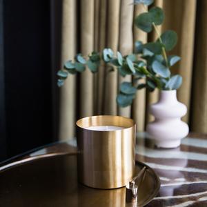 Pot à bougie en métal artistique avec des motifs distinctifs et une qualité de construction supérieure pour un style de décoration intérieure inspiré du luxe - Product Image 1