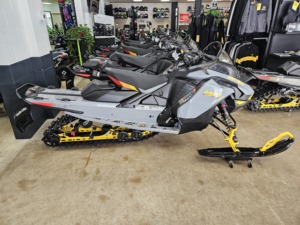 สกีดู รุ่น MXZ Adrenaline 850 ปี 2026 พร้อมชุดอุปกรณ์ Blizzard สี Monument Grey - Product Image 2