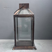 Farol de Vela Artesanal con Diseño Artístico, Vidrio y Latón con Acabado Marrón, 4x4x4.5 Pulgadas, Modelo L358, para Decoración del Hogar