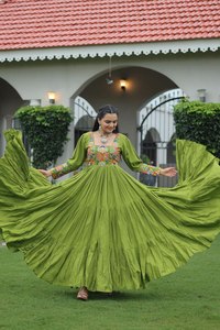 Alta demanda elegante Navratri especial totalmente estilo vestido de Color verde en tela de rayón con Kutchi Gamthi trabajo para mujeres indias - Product Image 3