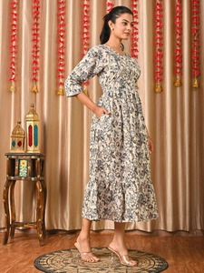 Approvisionnement en gros Robe midi confortable et élégante en coton, ajustée et évasée pour les sorties d'été, disponible au prix d'exportation - Product Image 3