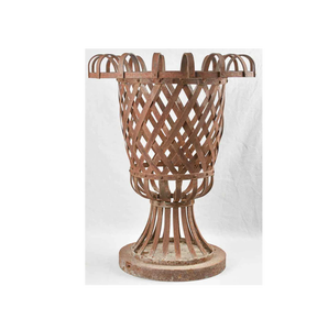 Nuevo diseño Fabricante y proveedor de artículos de jardín Precio de fábrica Personalizado de alta calidad Hecho a mano Correa de hierro Óxido Jardineras de jardín - Product Image 1