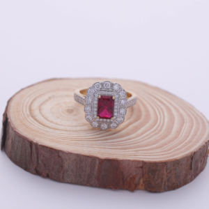 แหวนเพชรทรงรัศมีประดับทับทิมทรงเรเดียนท์ ได้รับการรับรองจาก IGI ตัวเรือนทองคำ 18K สีเหลือง/ขาว/โรสโกลด์ - Product Image 4