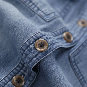 Camisa vaquera ligera de algodón para mujer que ofrece diseño clásico con cierre de botón y cuello - Product Image 4
