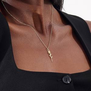 Collar con Colgante de Rosa Minimalista de Plata de Ley 925 con Baño de Oro Vermeil de 14K, Inspirado en la Naturaleza, Flor, Cristiano, Unisex, San Valentín - Product Image 5