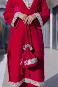 Elegante Kurti de Terciopelo con Bordado Zari, Pantalón con Batwa y Diseño de Cuello Único, Venta al por Mayor de Fábrica - Product Image 4