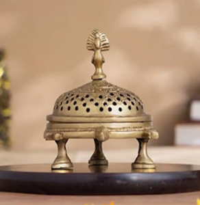 Brûleur d'encens en laiton vintage avec couvercle perforé en forme de dôme et fleuron, parfait pour l'encens traditionnel, disponible en gros - Product Image 1