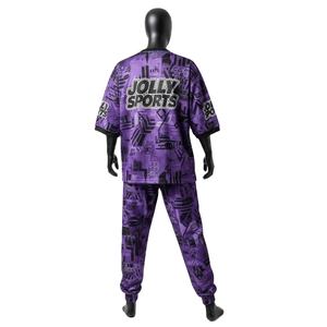 Conjunto de pantalón y camiseta de malla de poliéster premium de 180 GSM para hombre, color morado, con estampado por sublimación, logotipo personalizado, ropa deportiva. - Product Image 5