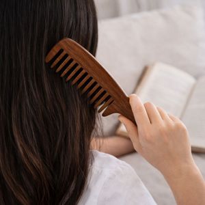 Peigne à cheveux en bois naturel écologique, antistatique, à dents larges, pour massage du cuir chevelu, poignée confortable et durable, logo personnalisé, utilisation en <span class=keywords><strong>salon</strong></span> - Product Image 5