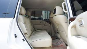 Nissan Patrol LE Platinum SUV d'occasion 2015, blanc, 7 places, phares LED, pneus R20, climatisation automatique |   Prêt à l'exportation - Product Image 5