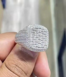 Anillo de compromiso personalizado para mujer en plata de ley con diamante de moissanita Baguette redondo - Product Image 5