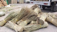 Rouleaux de toit en herbe naturelle de chaume écologique en feuille de palmier pour cabanes et barres tiki à thème de plage Produit d'agriculture biologique