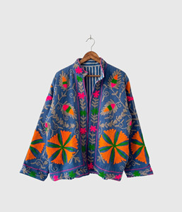 Veste en jean brodée à la main à motifs floraux, manches longues, col montant, grande taille, style Prairie Chic, pour femme, idéale pour le printemps - Product Image 1
