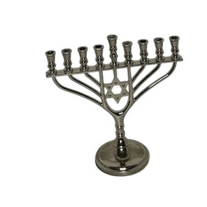 Vente en gros de bougeoir Menorah en métal à 9 branches avec étoile classique nickelé Judaica Hanukkah décor de table religieuse - Product Image 1