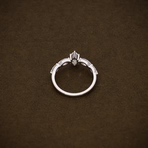 Bague de fiançailles en diamant de laboratoire taille marquise 1,22 CTW, bague à cinq pierres, diamant certifié F VVS1 VVS2, bague Art Déco, unique - Product Image 6