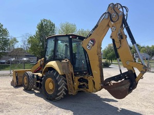 Chargeuse-pelleteuse Cat 430 avec godet avant et bras de terrassement arrière, équipement de construction jaune - Product Image 5