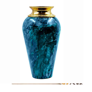 Jarrón tradicional de peltre estriado con bordes festoneados decorativos en el borde. Disponible a precios de mayoreo. - Product Image 1