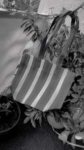 ถุงช้อปปิ้งผ้าไนลอนรีไซเคิลและพลาสติก PP ทอลายทางแบบถักด้วยมือผลิตในตลาดที่เป็นมิตรต่อสิ่งแวดล้อมของอินเดียถุงขายส่ง - Product Image 2