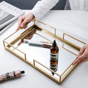 Plateau de rangement carré en métal doré pour maquillage, avec miroir, plateau de présentation pour cosmétiques et parfums, pour table de maquillage, plateau de luxe - Product Image 2