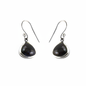Boucles d'oreilles en argent sterling en forme de larme avec perle noire, design élégant pour femmes - Product Image 1