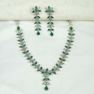 Elegante Juego de Collar y Aretes de Plata Ayushi con Esmeralda Semipreciosa y Circonita en Forma de Flor y Pétalos para Bodas - Product Image 1