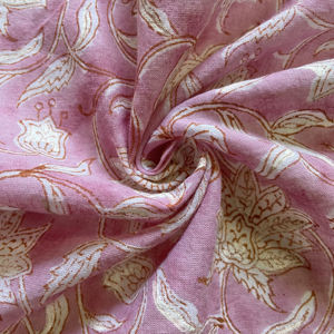 Tissu en coton imprimé à la main, motif floral de vignes Mughal en rose poussiéreux - Product Image 1