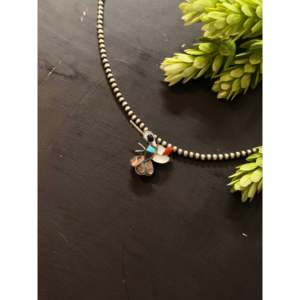 Pin/Colgante Zuni Hecho a Mano de Plata de Ley con Incrustaciones de Colibrí y Múltiples Piedras, Amuleto Religioso con Patrón de Mariposa - Product Image 2