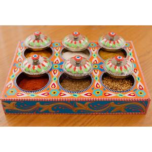 Boîte à épices en métal à imprimé multicolore reflète un style de vie de cuisine minimaliste et pratique, favorisant une préparation des repas plus rapide. - Product Image 1