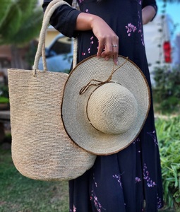 Rafia de ganchillo vacaciones en la playa y daylies hecho a mano para damas hecho en Madagascar color natural con ala grande o corta - Product Image 2