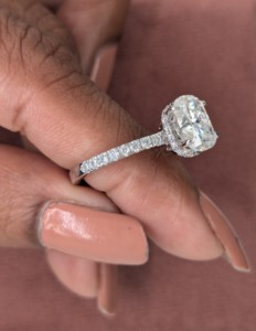 Anillo de Compromiso Clásico de Plata S925 con Moissanita de Corte Cojín de 2.30 Ct, Regalo para Mujer, Chapado en Rodio, Engaste Pavé, para Boda y Fiesta - Product Image 2