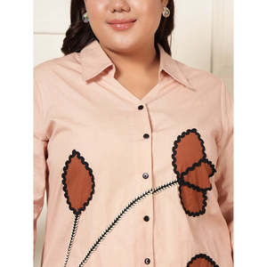 DEEBACO ชุดเซ็ตผ้าฝ้ายปักลายสำหรับผู้หญิงไซส์ใหญ่ เสื้อคอปกดอกไม้พร้อมกางเกงขายาวระดับข้อเท้า ชุดฤดูร้อน 2 ชิ้น - Product Image 2
