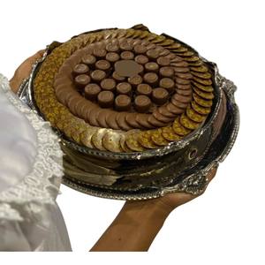 Plateau à dessert au chocolat de luxe avec grappes de noix et garniture de pétale de rose sur un élégant plateau de service en argent pour la vente en gros et les événements - Product Image 5