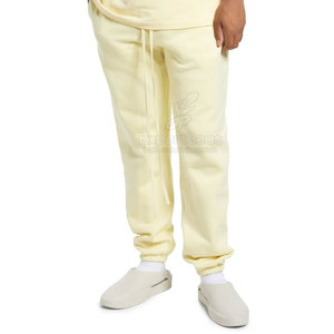 Pantalon de survêtement tendance avec tissu lisse et style minimaliste propre, pantalon de survêtement classique à la coupe ajustée, conçu avec un matériau doux - Product Image 2