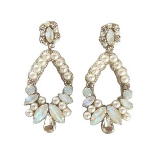 Superbe paire de boucles d'oreilles faites à la main, bijoux élégants à la mode, cristaux d'opale, perles d'ivoire, boucles d'oreilles pour mariée ou soirée - Product Image 1