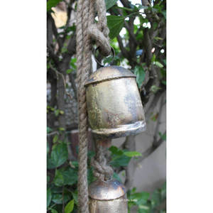 Campanas de Viento Rústicas Harmony de 4 Campanas para Jardín, Estilo Campestre en Oro Antiguo, Campanas de Vaca para Patio, Decorativas y Relajantes - Product Image 3