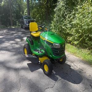 Tracteur à gazon John Deeree S120 de qualité supérieure Achetez maintenant pour des résultats de coupe exceptionnels et une conception robuste et durable - Product Image 2