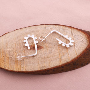 Pendientes de aro de poste de oreja de plata de estilo geométrico delicado de peso ligero aros de perno festoneado Chapado en plata de latón de metal sólido - Product Image 5