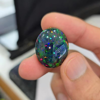 Opale noire d'Éthiopie créée en laboratoire, cabochon. Qualité supérieure. 12,36 carats au total. Jeu de couleurs Feu. Certifié par une tierce partie.