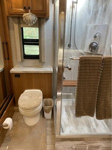 Autocaravana Tiffin A-L-L-E-G-R-O BUS 40IP 605HP del año 2020, lista para la venta y entrega a nivel mundial. - Product Image 5