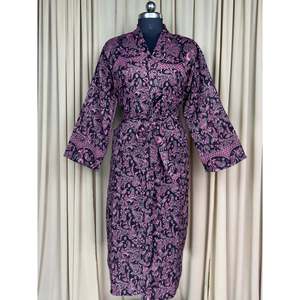 Cárdigan tipo bata de lana de yak para mujer, negro con estampado floral, cálido y cómodo para invierno, con bolsillos, abrigo de casa tejido ODM con diseño original. - Product Image 1