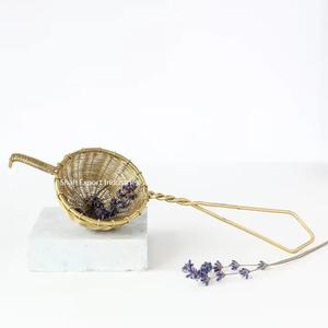 Passoires à thé en laiton tissées à la main de conception élégante avec de longues poignées pour les accessoires de cuisine d'infuseur de thé de feuilles mobiles - Product Image 1
