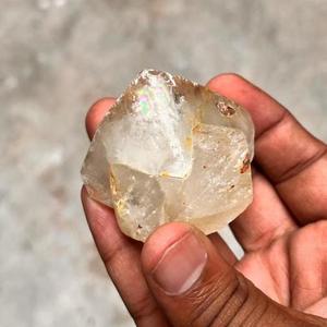 Espécimen en Bruto de Topacio Arcoíris Natural con Efecto Óptico Ligero para la Fabricación de Joyas - Product Image 5