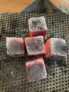 Charbon de bois de narguilé en coquille de noix de coco naturelle Cubes de 30mm Charbon de bois de shisha longue durée Charbon d'approvisionnement direct d'usine - Product Image 2