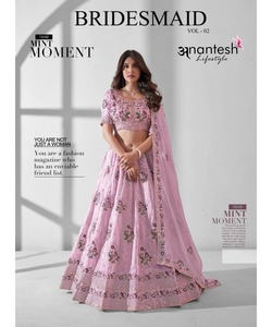Mariage pakistanais lavande LehengaCholi pour filles avec chemisier en velours et travail de perles - Product Image 5