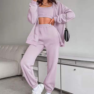 ชุดเซ็ต 3 ชิ้นสำหรับผู้หญิง ลายโลโก้แบบกำหนดเอง เสื้อฮู้ดแขนสั้นแบบสวม ผ้าทึบ เสื้อกล้าม และกางเกงขายาว - Product Image 3